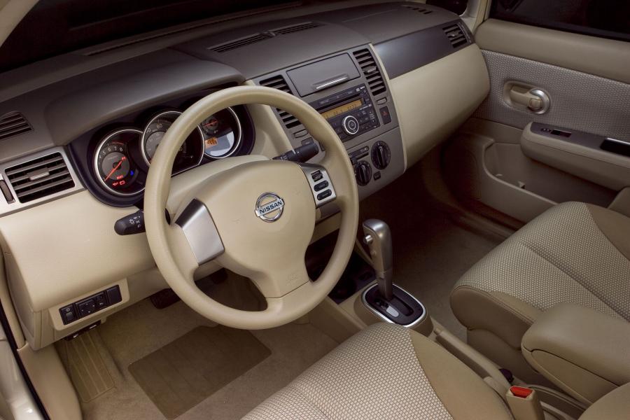  Nissan Tiida Sedan 2005 года  (фото 7 из 50)